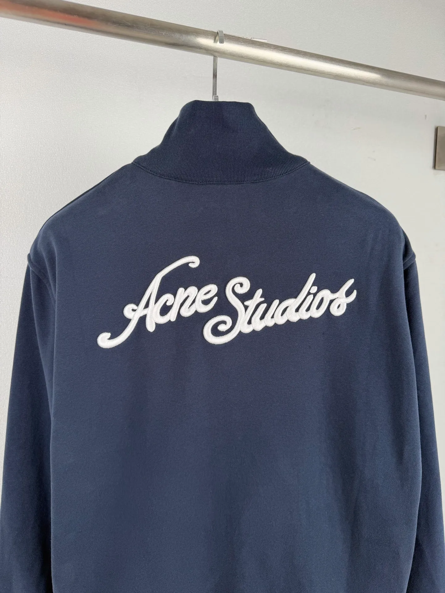 ACNE Studios embroidered logo zipper jacket. Customized cloud velvet double-ply soft cotton. Draped and crisp. The cloud is soft and skin-friendly. It is as quiet and melancholy as the deep sea mist blue. It smudges a collection-level luxury and elegance in silence. The echoing floral embroidery logo on the front and back is embroidered with fine silk thread to create the unique luxury logo totem of Acne Studios. It inherits the minimalist core of Scandinavia and integrates the edge of Retro street trend. The half-zip stand-up collar has a neat and elegant silhouette, redefining the style and aura of light luxury wear. Process 1: Using imported machine embroidery technology, using advanced computer control systems and precision mechanical components to realize the Acne Studios logo work with high precision and smooth and delicate lines. Process 2: The fabrics have been fermented and washed for better hand feel and texture. Not easy to deform, not easy to shrink, not easy to fade, and maintain long-term beauty. Accessories: Customized 1:1 Acne zipper Customized 1:1 Acne trademark Fit: Loose fit Size: S M L XL